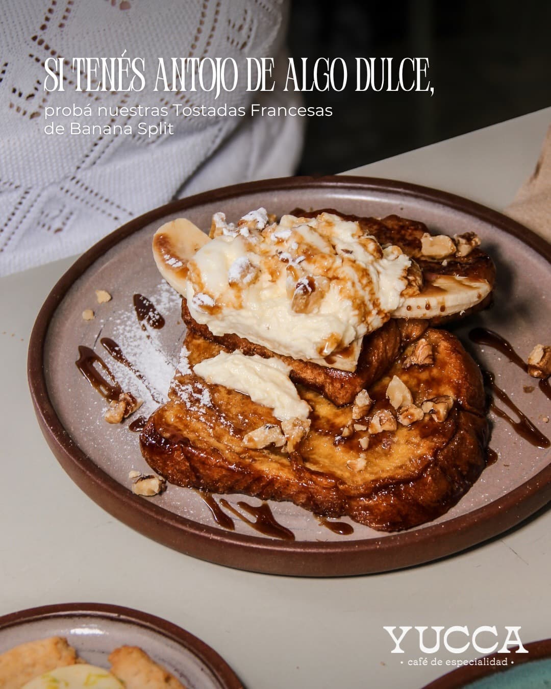 French toast banana split con helado y caramelo