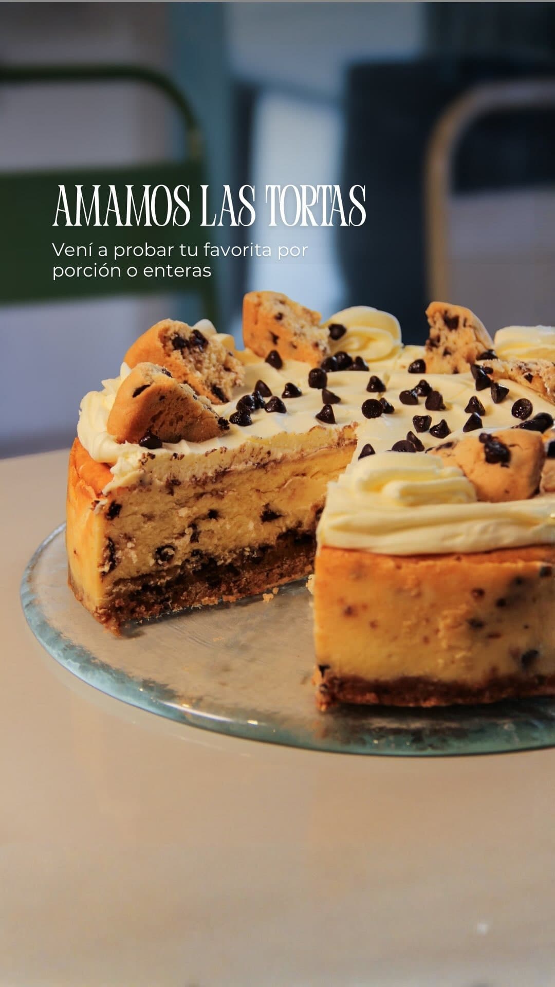 Cheesecake de cookie dough con chips de chocolate