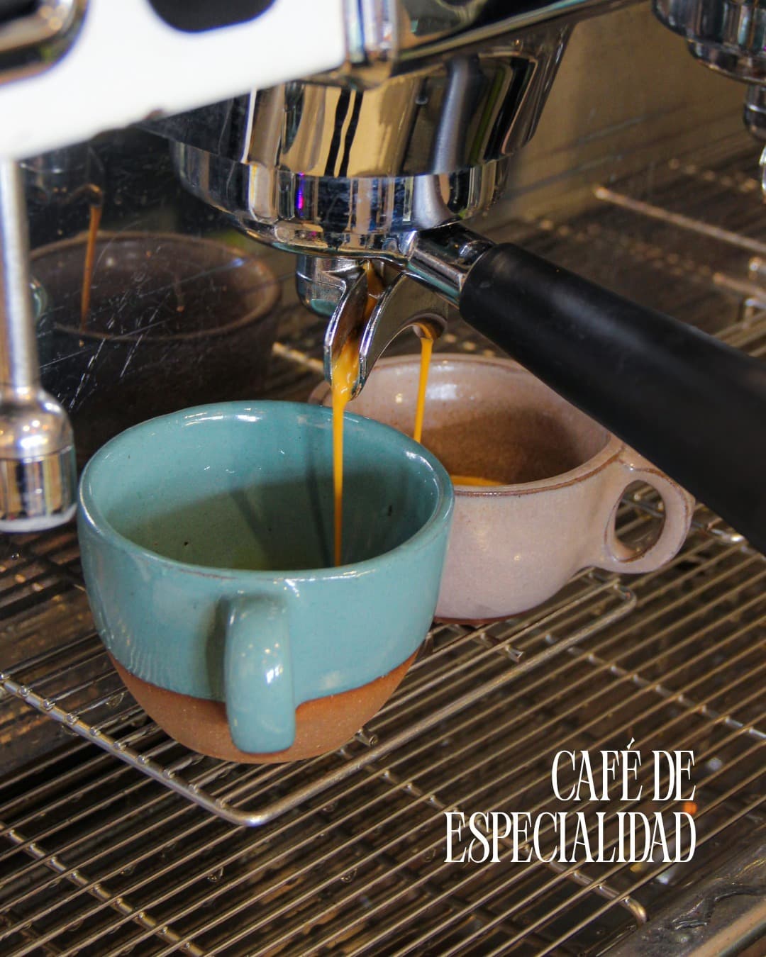 Doble espresso en tazas de cerámica