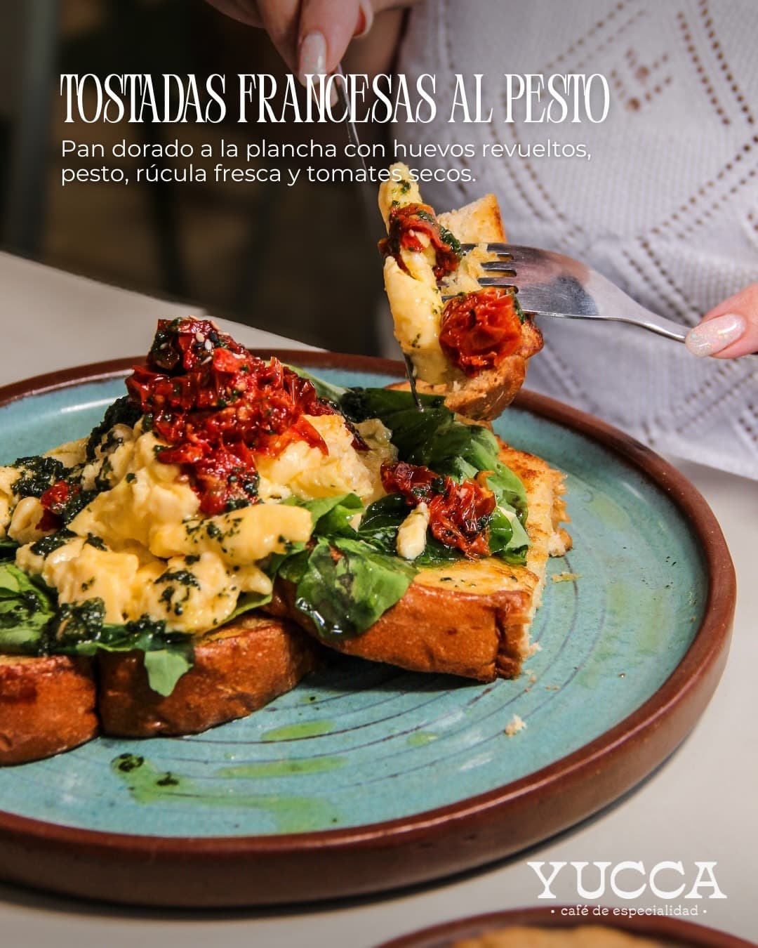 French toast con pesto, huevos revueltos y tomates secos