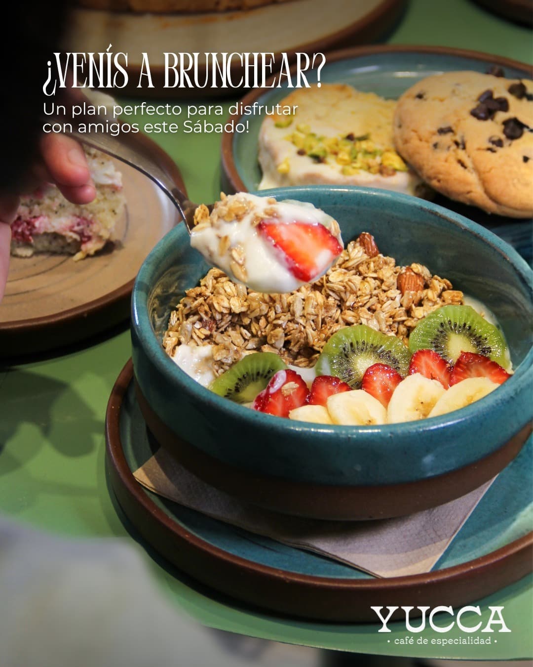 Bowl de granola, yogurt y frutas