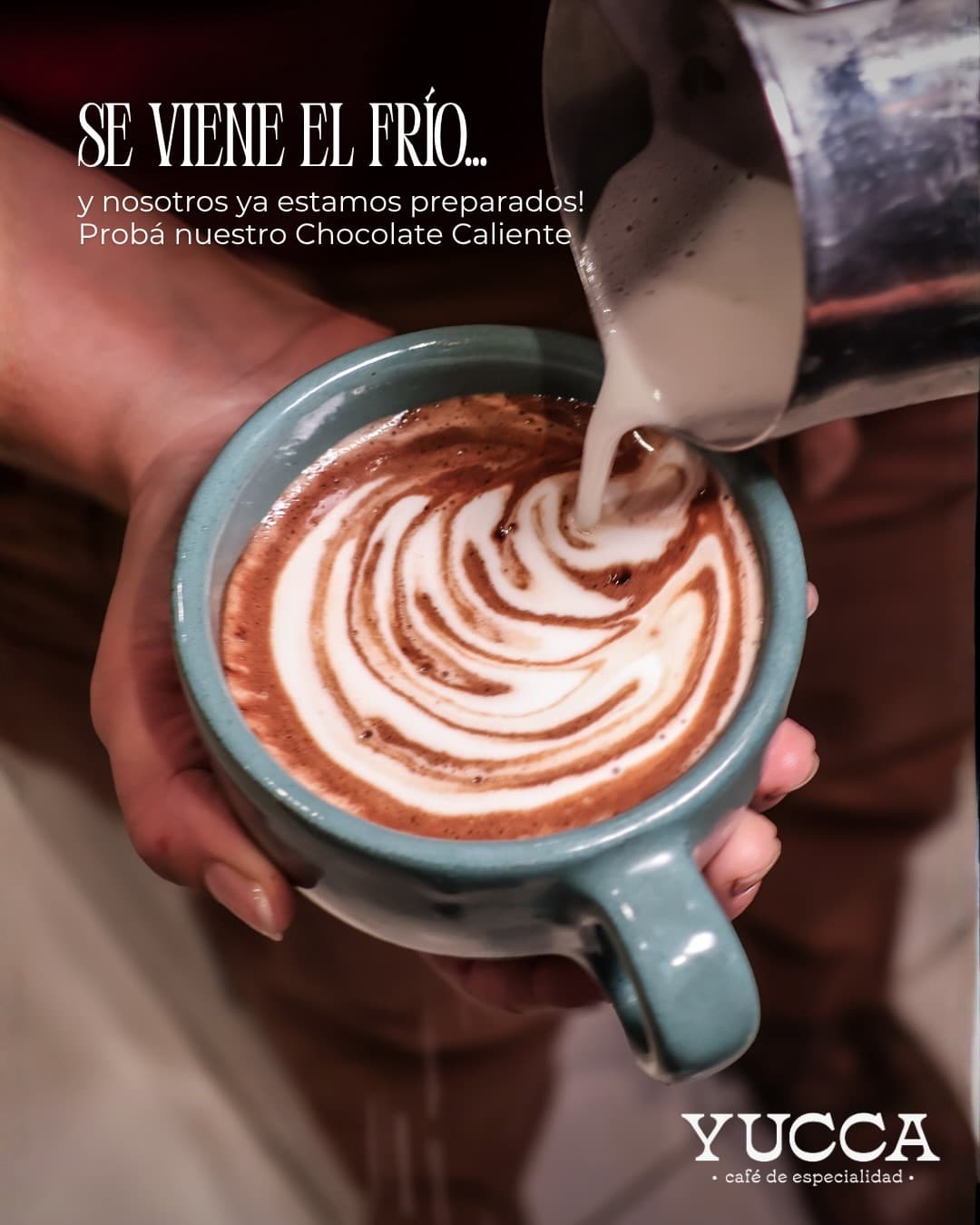 Chocolate caliente con latte art en taza teal