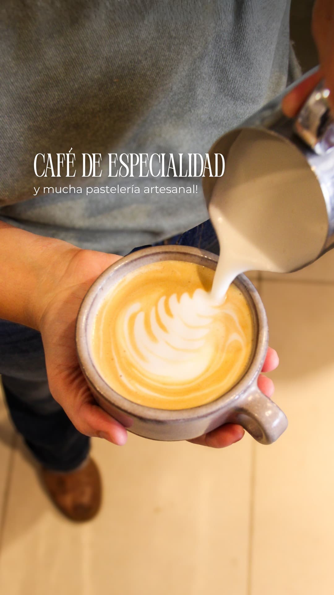Latte art vertido en taza de cerámica