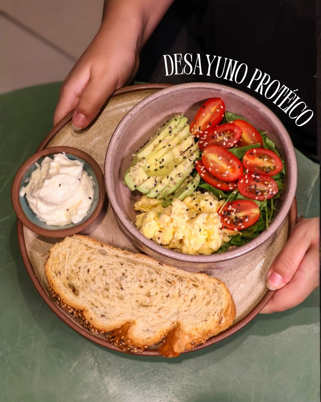 Bowl de desayuno proteico con palta y huevos
