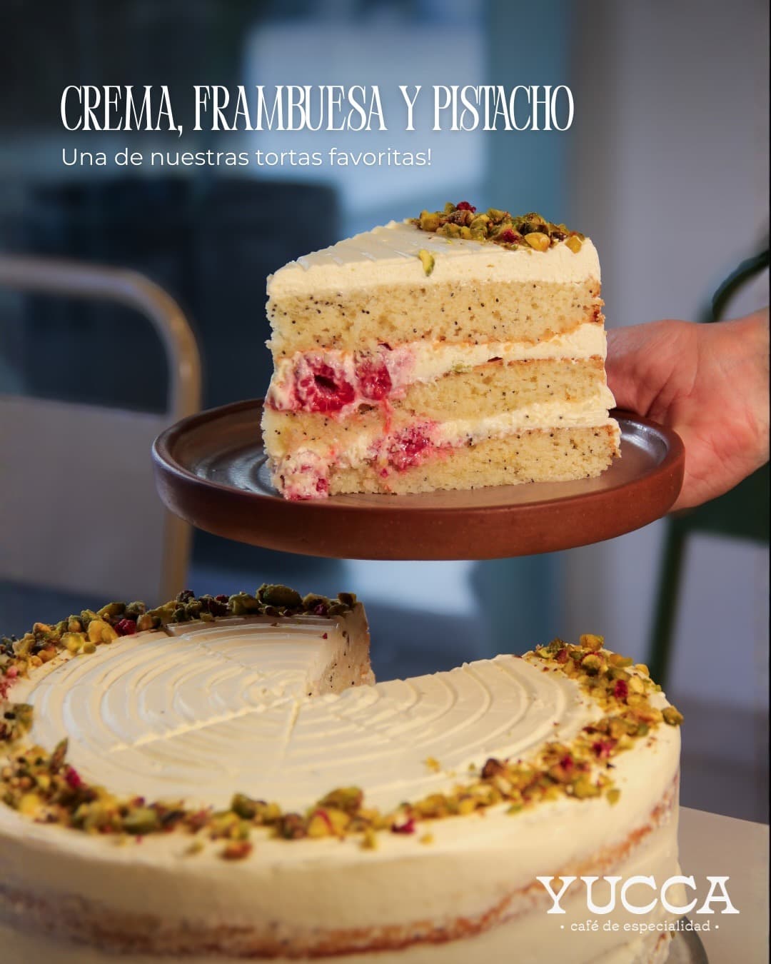 Porción de torta de frambuesa, crema y pistacho