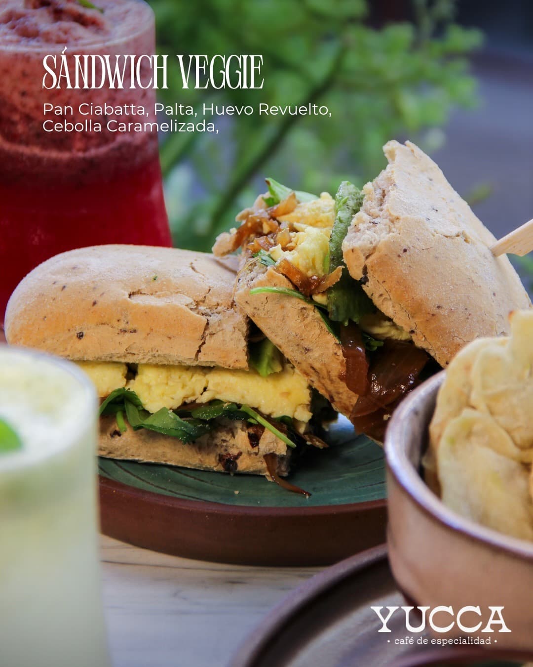 Sandwich veggie en ciabatta con palta y cebolla caramelizada