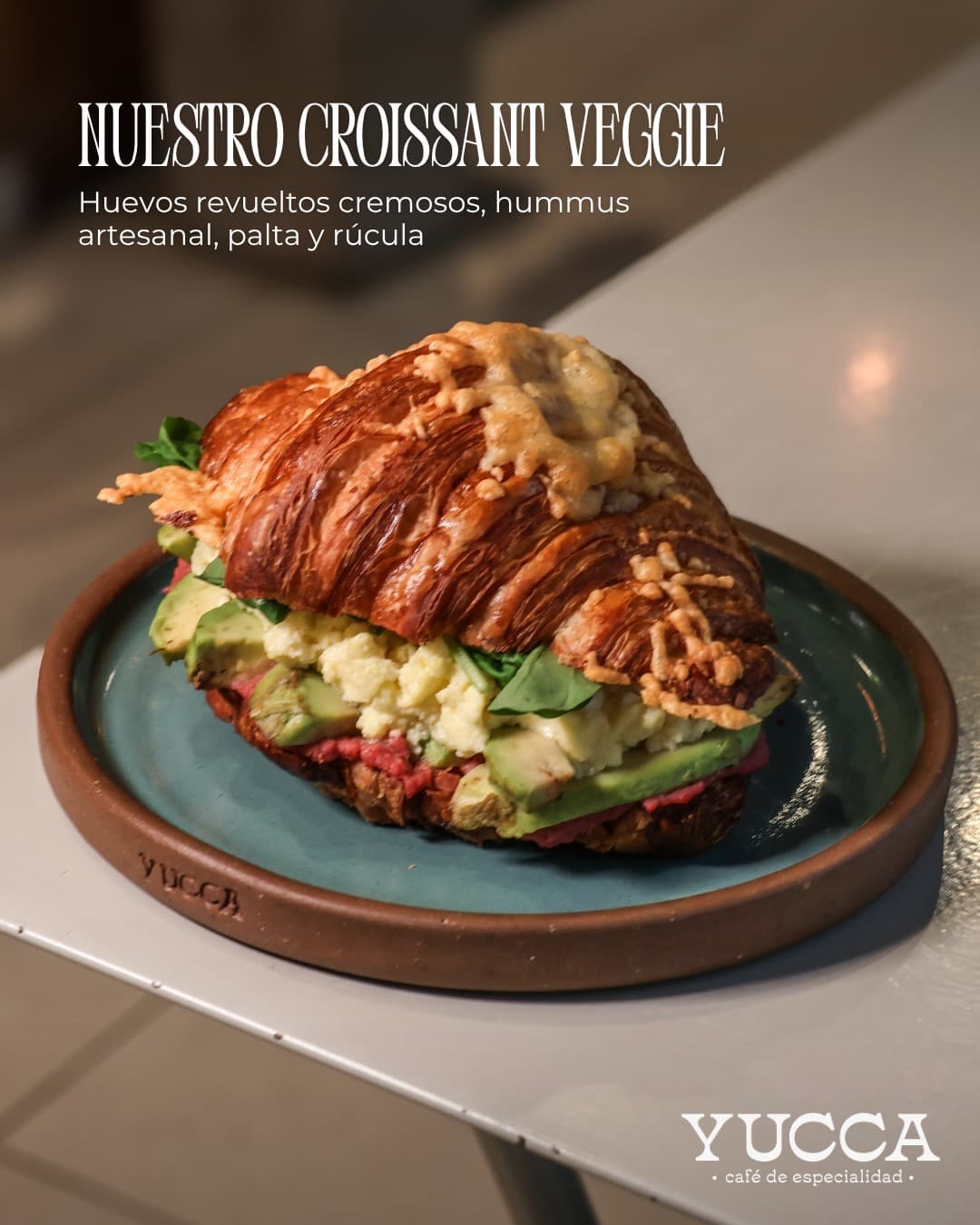 Croissant veggie con palta, hummus y huevos