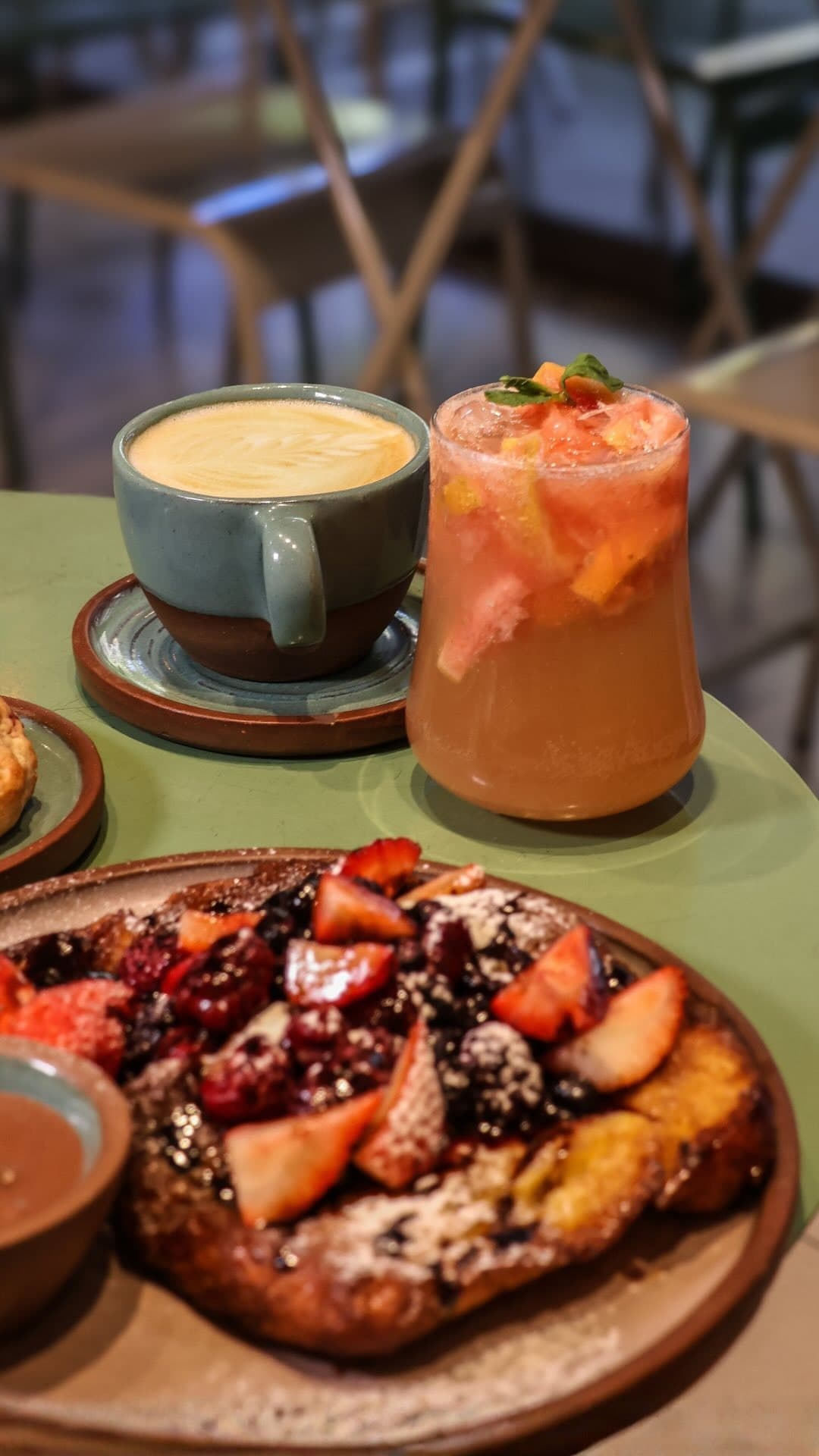 French toast con frutos rojos y latte