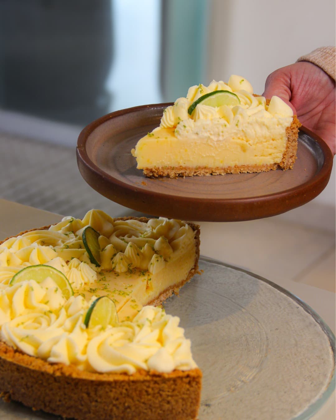 Porción de key lime pie con crema