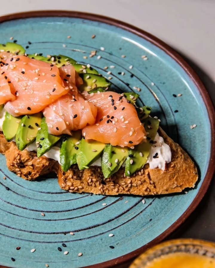 Tostón de salmón ahumado y palta
